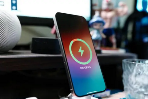 亳州苹果15换屏服务分享用什么充电器给iPhone15充电更好 